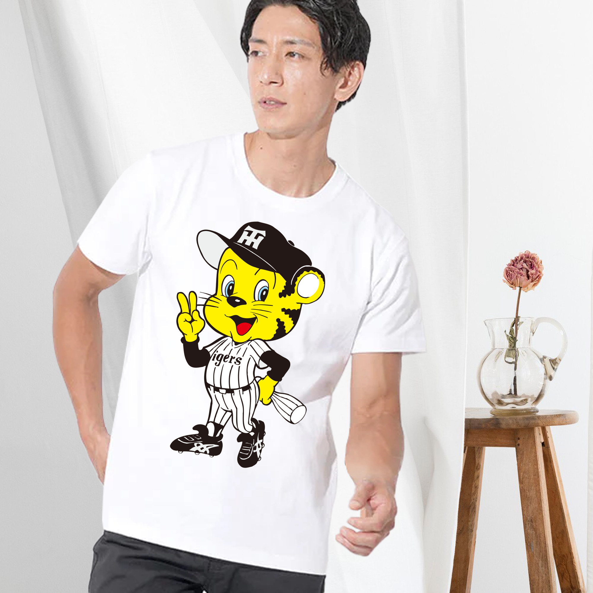 HANSHIN TIGERS MASCOT TO-LUCKY OLD APPLICATION CHEERING BUGLE Logo