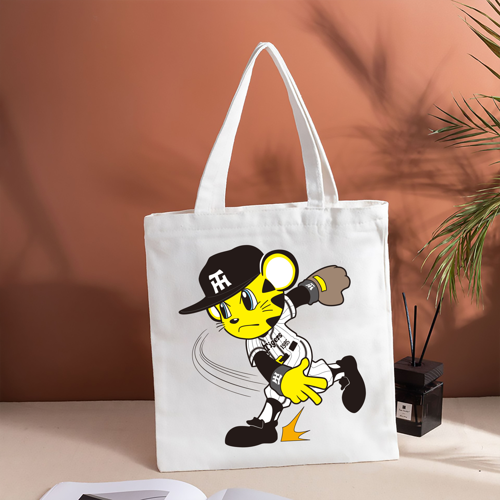 HANSHIN TIGERS MASCOT TO-LUCKY APPLICATION PITCHING 2015 Logo