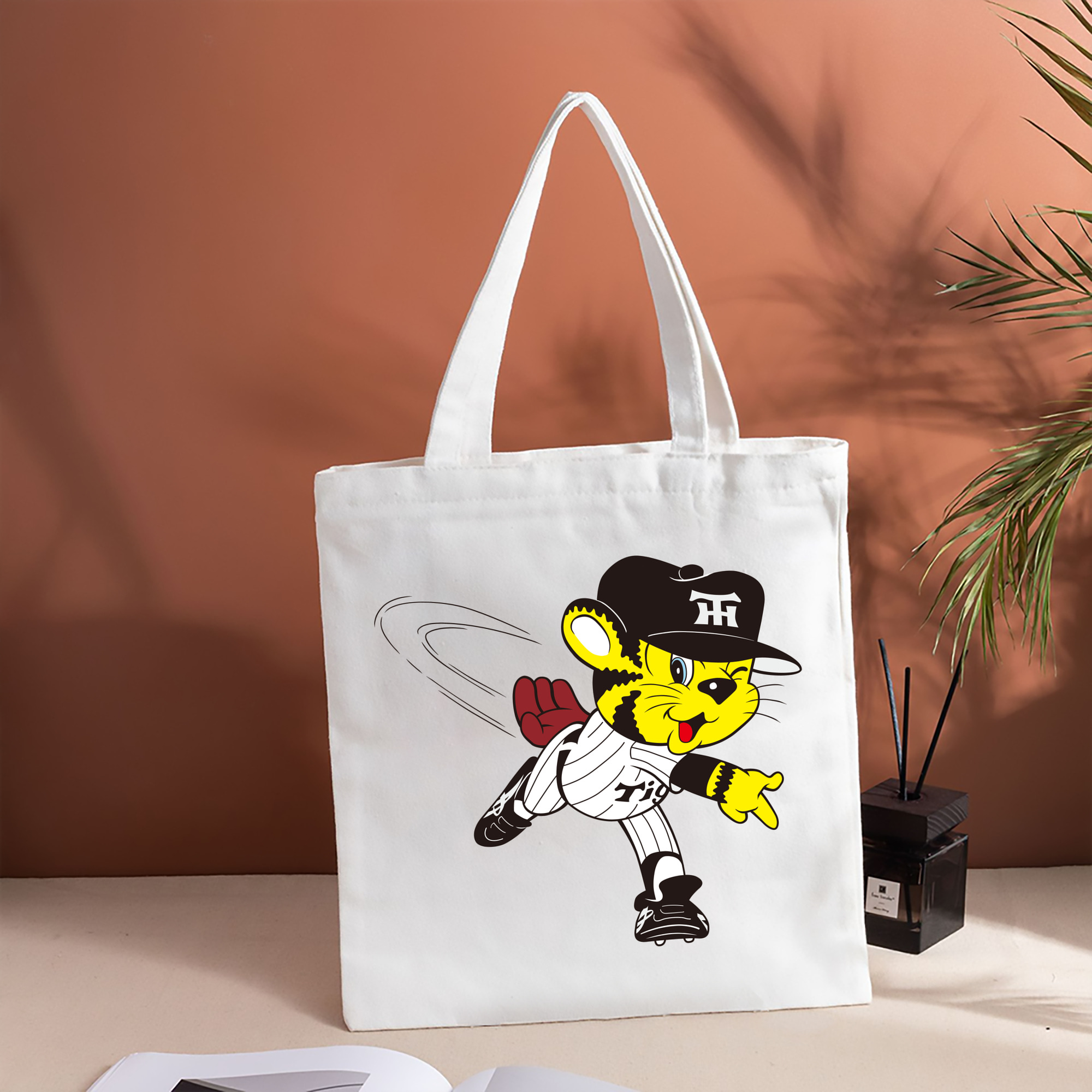HANSHIN TIGERS MASCOT TO-LUCKY OLD APPLICATION PITCHING Logo