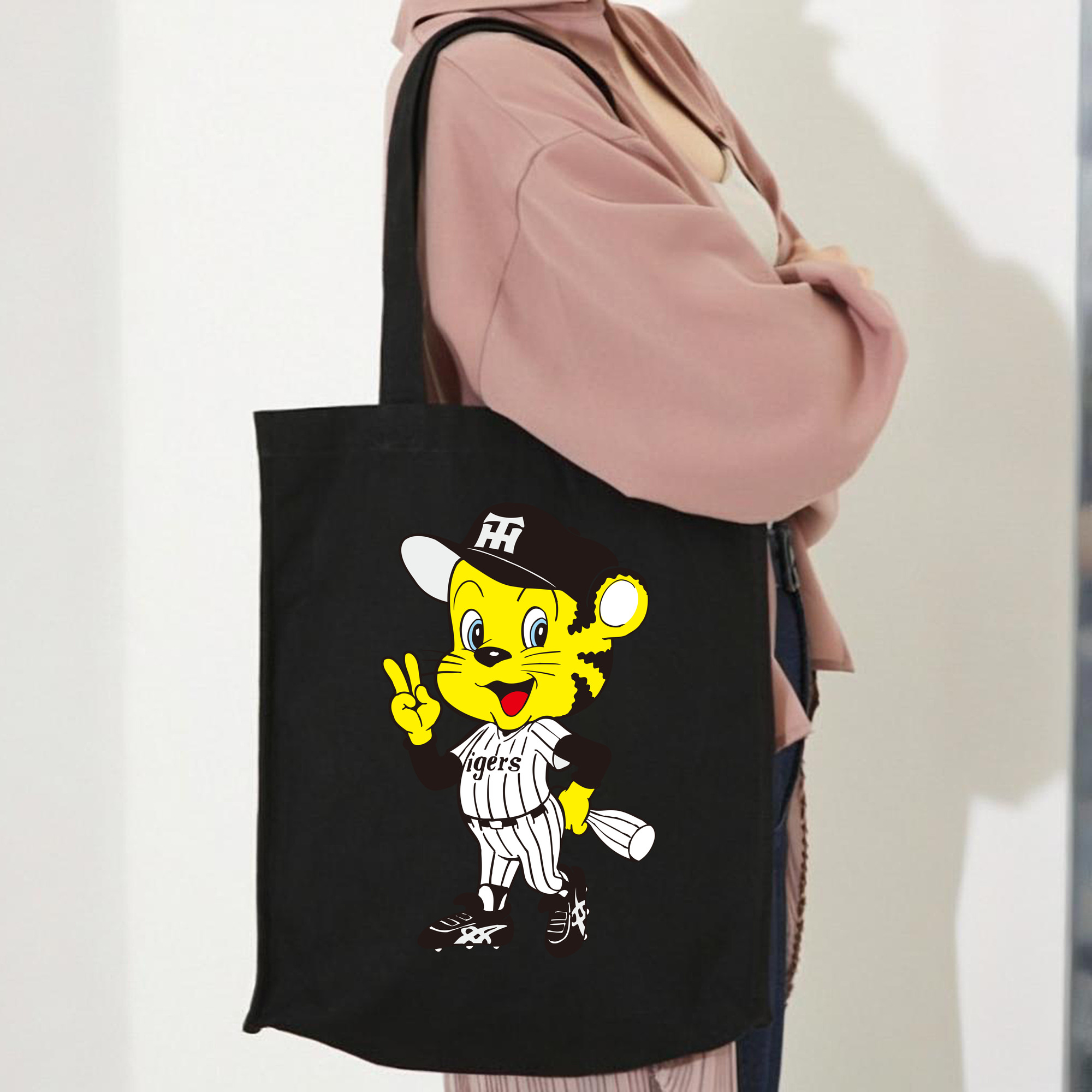 HANSHIN TIGERS MASCOT TO-LUCKY OLD APPLICATION CHEERING BUGLE Logo