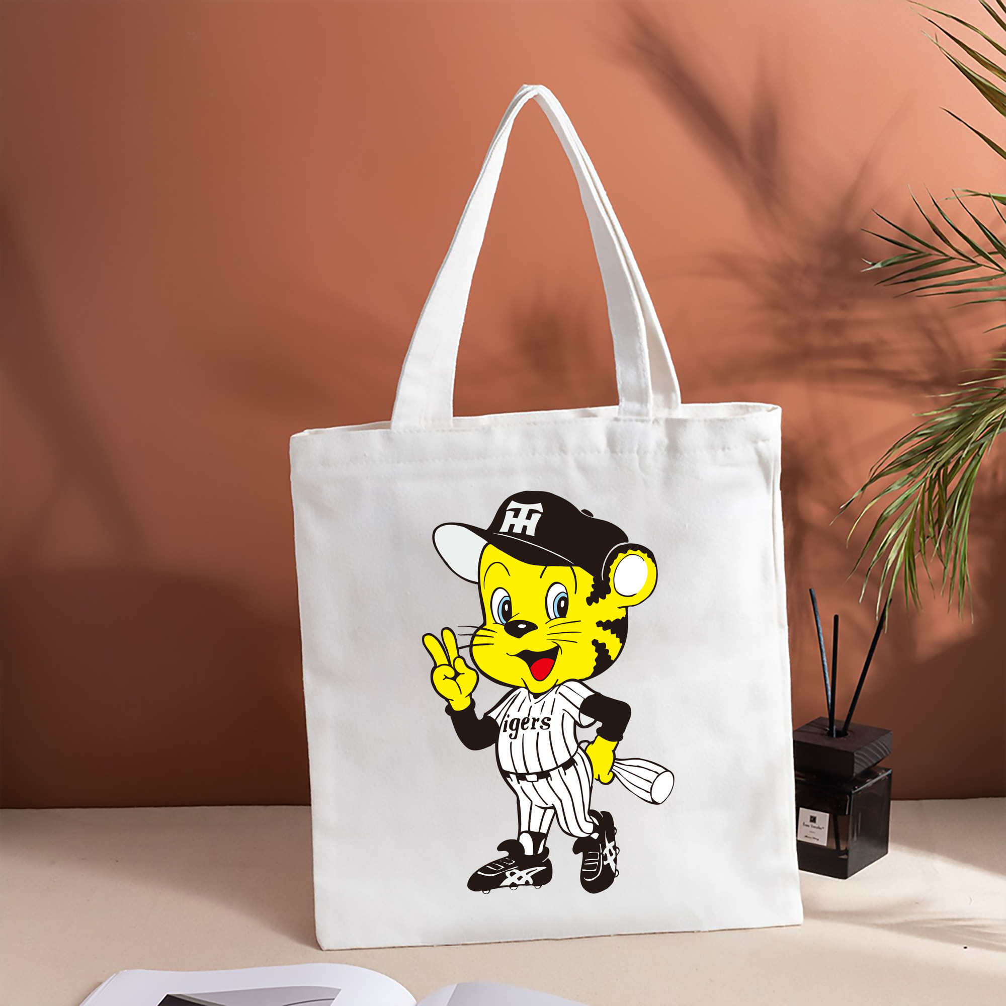 HANSHIN TIGERS MASCOT TO-LUCKY OLD APPLICATION CHEERING BUGLE Logo