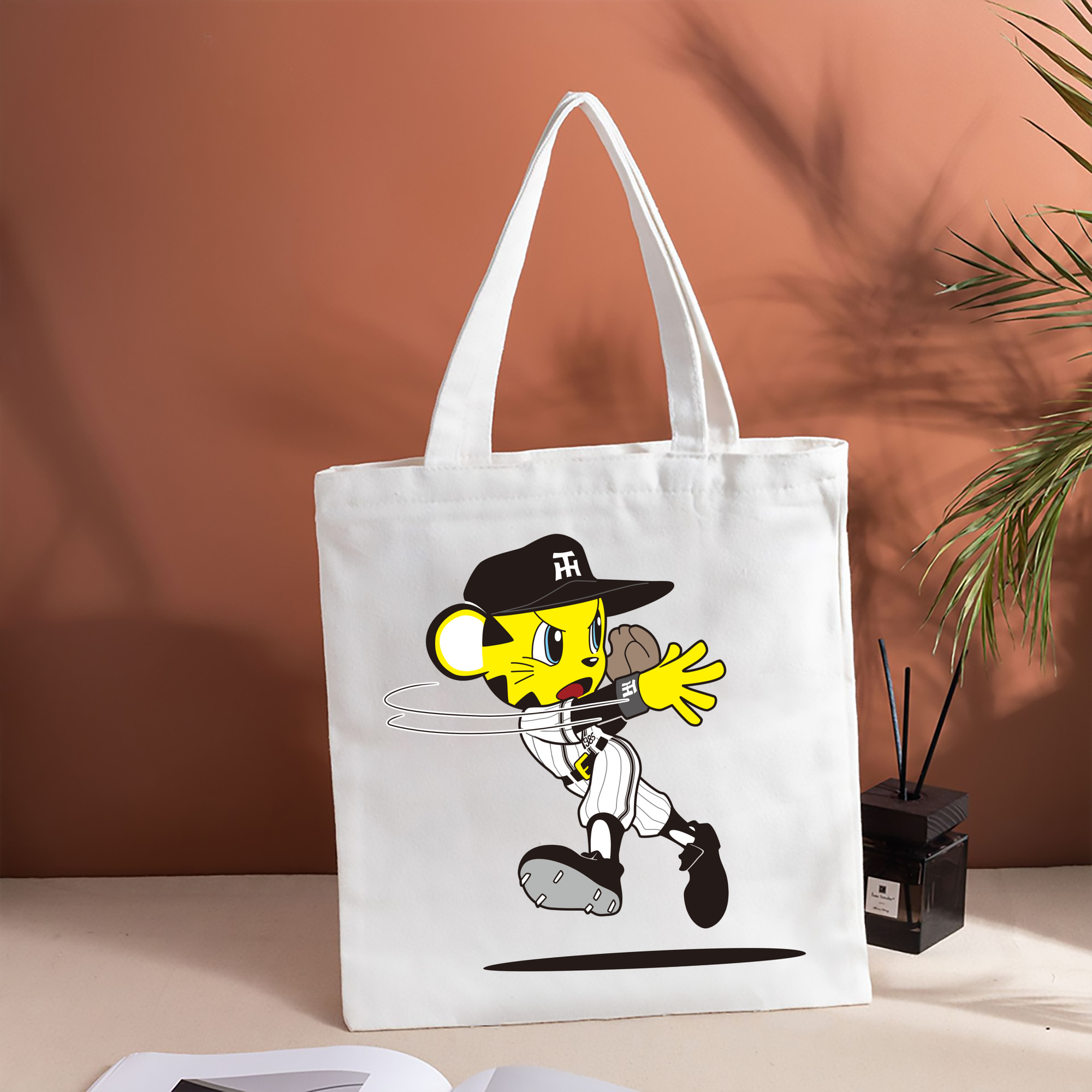 HANSHIN TIGERS MASCOT TO-LUCKY APPLICATION DEFENSE THROWING 2015 Logo