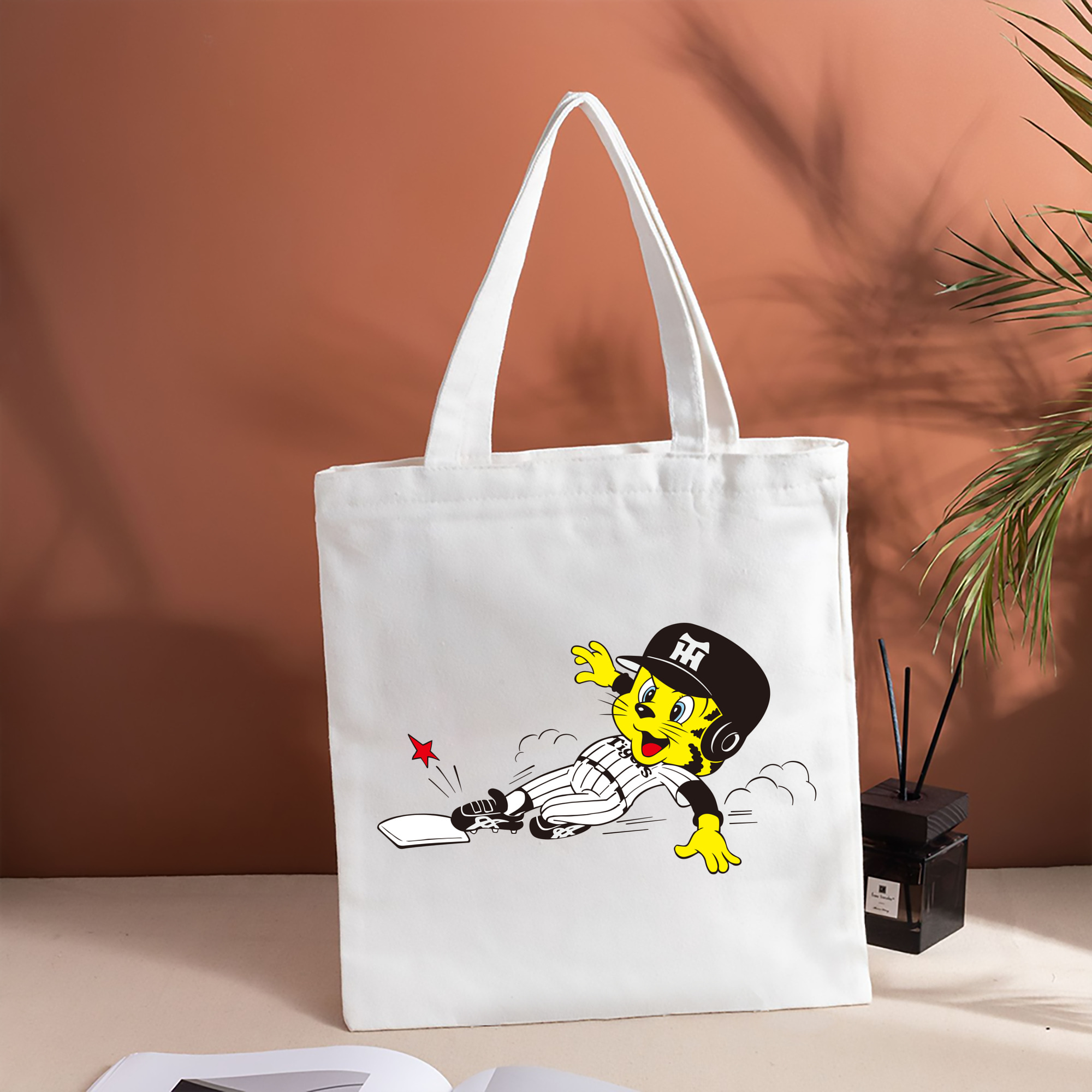 HANSHIN TIGERS MASCOT TO-LUCKY OLD APPLICATION SLIDING Logo